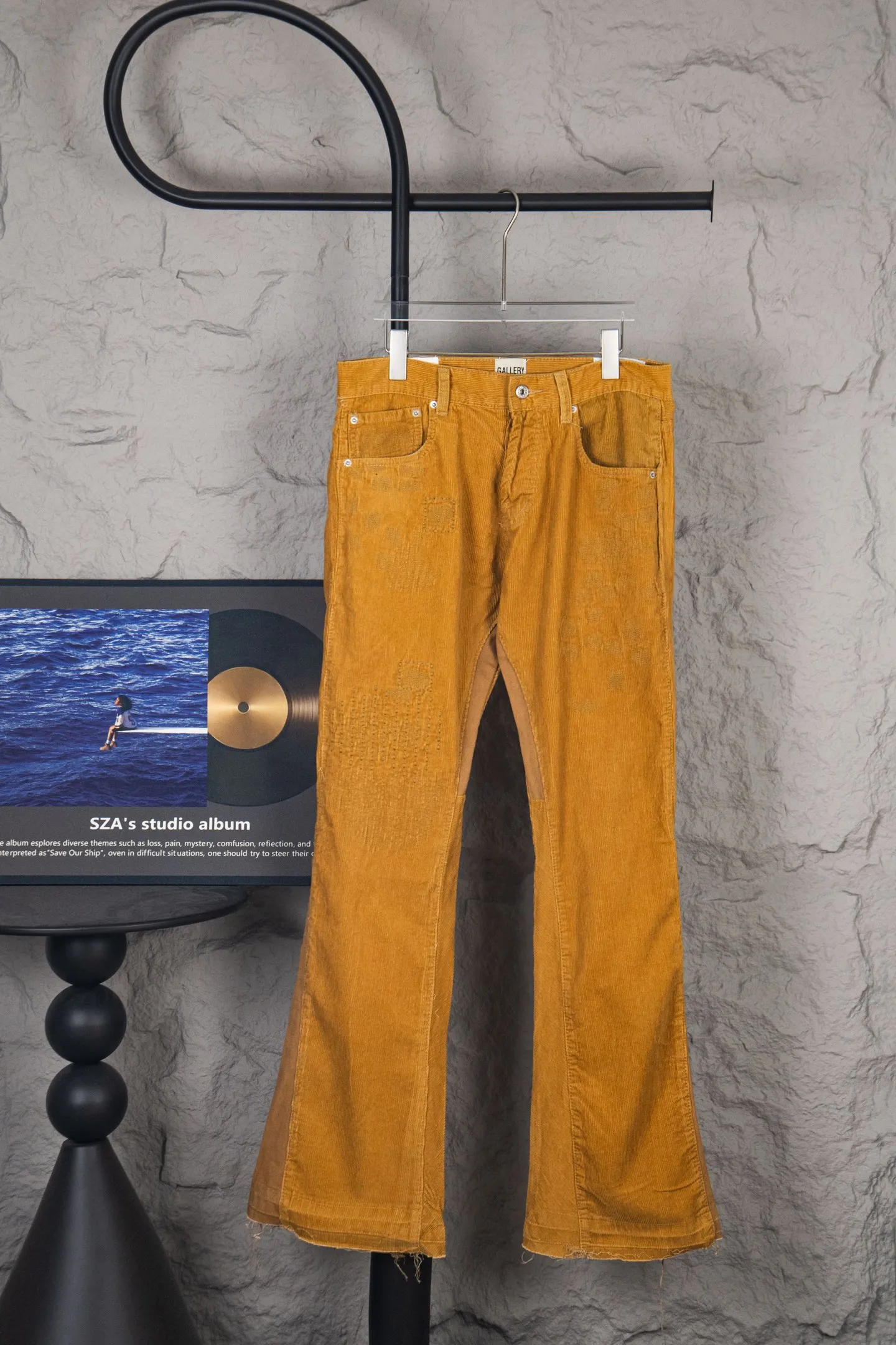 Style number: M393 P250 GALLERY DEPT Khaki corduroy embroidered bootcut jeans trousers Code number: 28 30 32 34 36